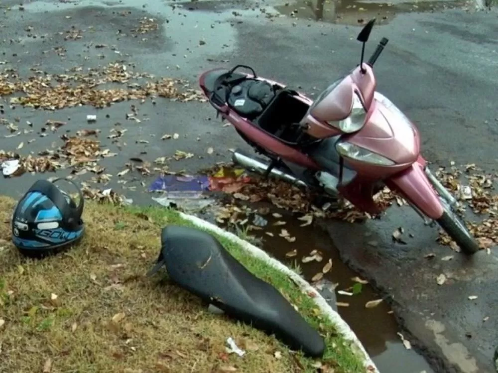 As motocicletas envolvidas no acidente apresentaram danos consider&aacute;veis, conforme evidenciado pelas imagens do local.