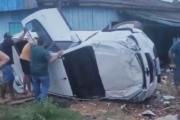 Vídeo: Caminhonete S-10 Capota após o motorista perder o controle do veículo