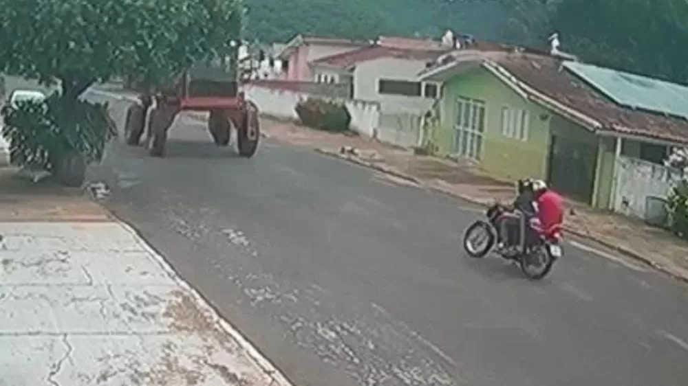 Vídeo: Carona tem Crânio Esfacelado de Forma Trágica após Condutor Tentar Passar Sob Máquina Agrícola Bêbado