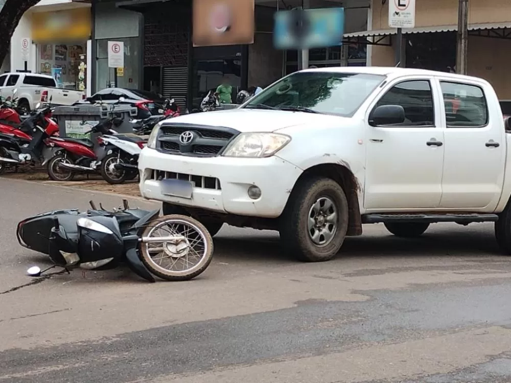 Motociclista Fica Gravemente Ferida em Acidente no Centro de Cacoal