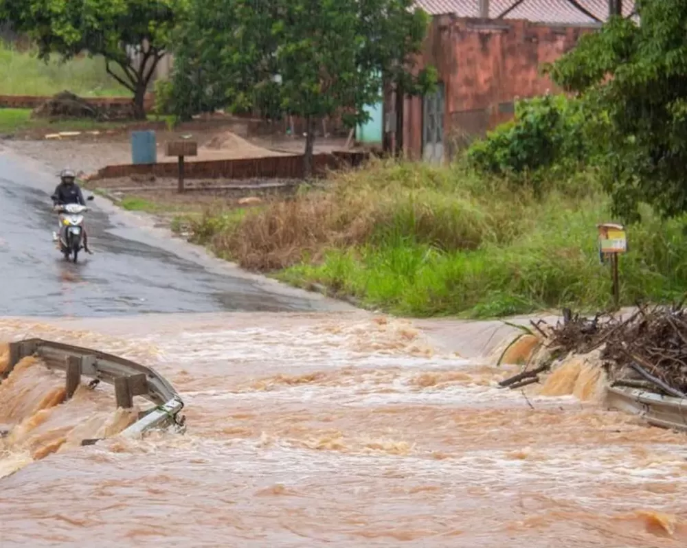 Chuva Forte Provoca Alagamentos e Deixa Trânsito Caótico em Cacoal 