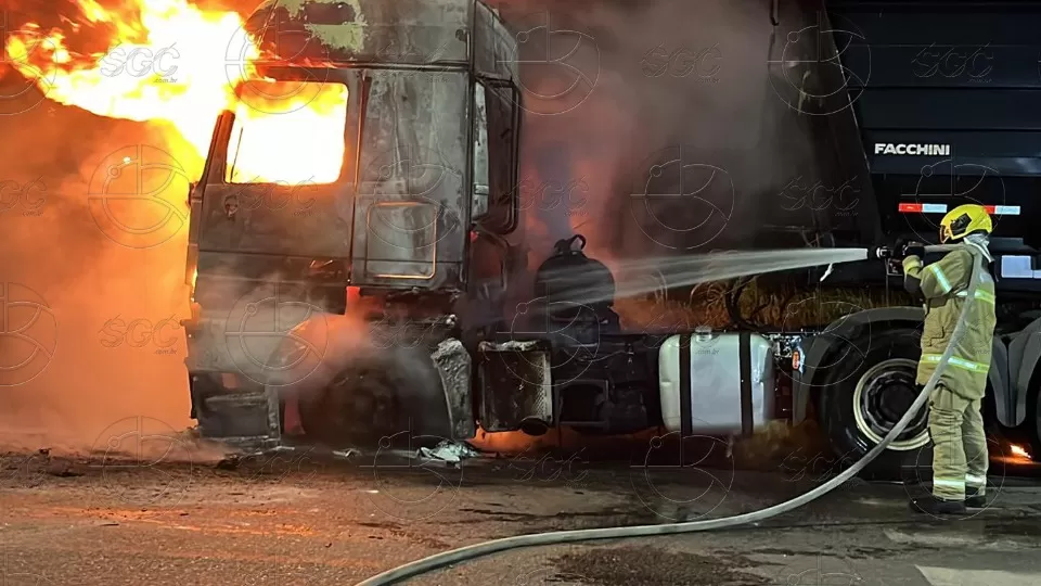 Incêndio Destrói Carreta Bi-Trem Carregada de Soja na BR-364 Próximo ao Posto Mirian