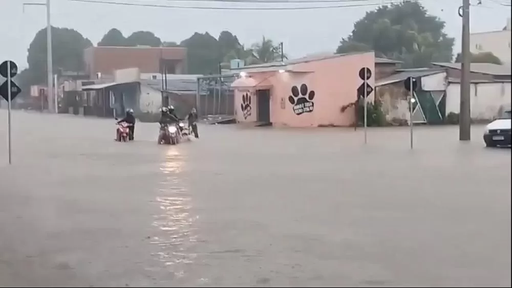 Vídeo: Fortes Chuvas causam Alagamentos e deixam Ruas de Porto Velho Intransitáveis