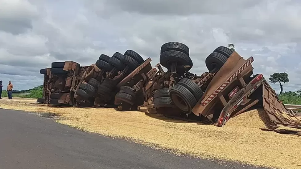 Carreta Carregada de Soja Tomba na entrada do Anel Viário em Ji-Paraná 
