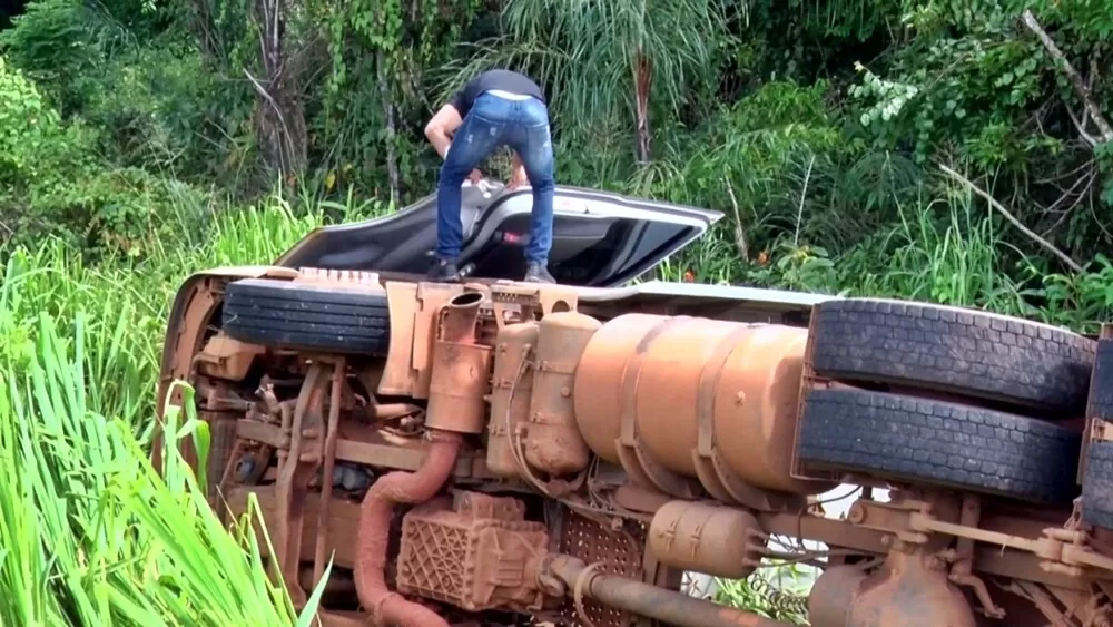 Carreta Tomba na BR-364 em Cacoal e Motorista Escapa Ileso de Grave Acidente