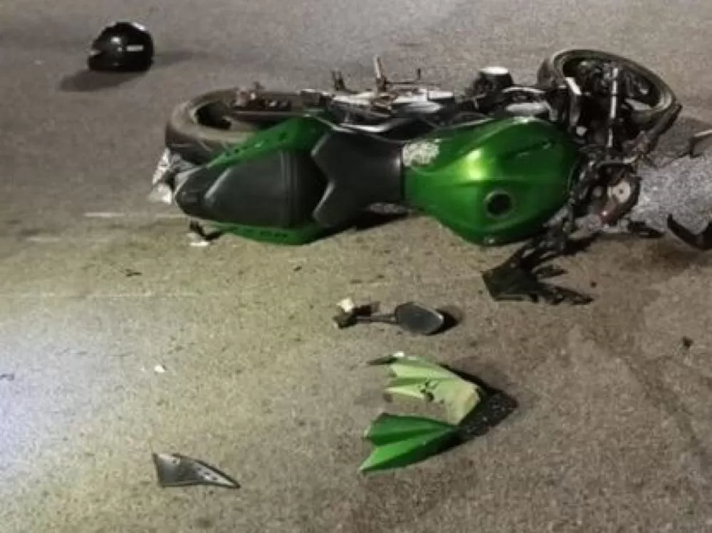 Motociclista Perde a Consciência Após Colidir Motocicleta Kawasaki 750cc com carro Ford KA com Carro