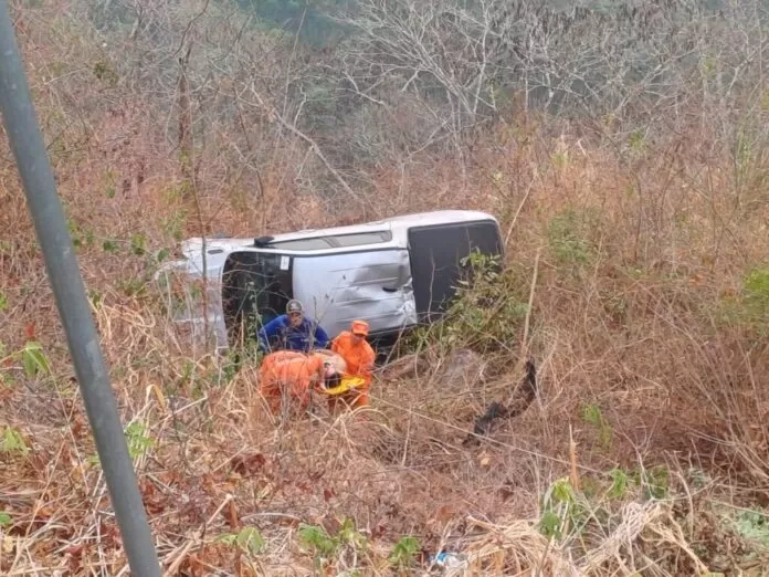 Homem é salvo após tentar cometer suicídio jogando carro pela encosta do morro da Embratel