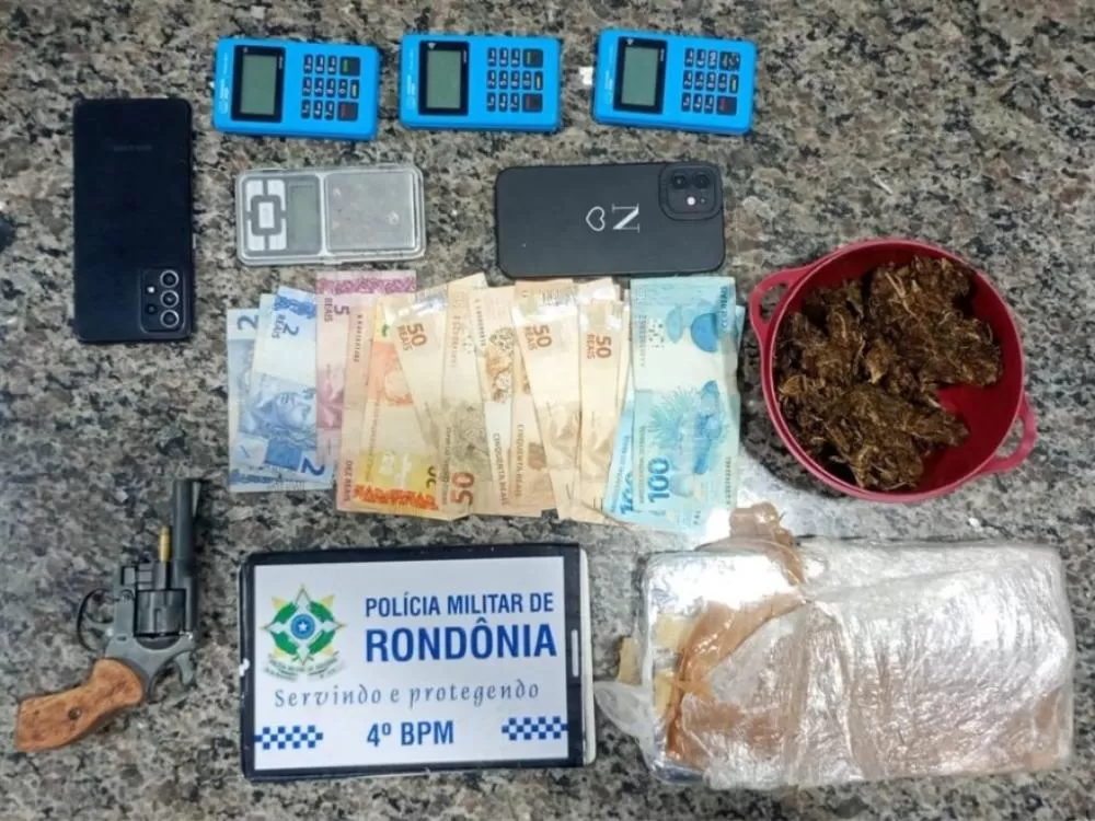 Polícia Militar Desmantela Ponto de Tráfico no Village do Sol e Apreende Drogas, Arma e Dinheiro