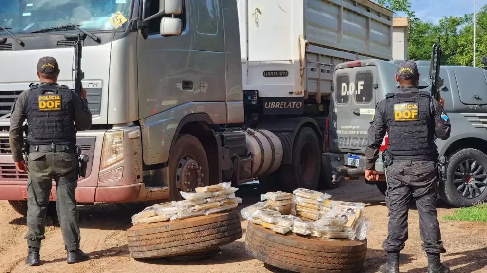 Vídeo: PRF e RAIO Apreendem R$ 2 Milhões em Cocaína Escondida em Caminhão com 103 Kg de Cocaína