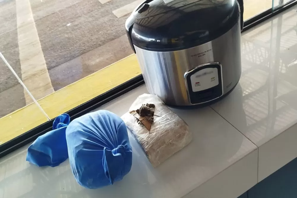 PRF Apreende 1Kg de Maconha Escondida em Panela Elétrica de Arroz em Ônibus 