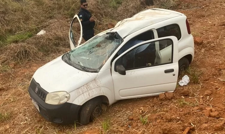 Casal de Idosos sofre grave acidente em capotamento de Fiat Uno Próximo à BR-364