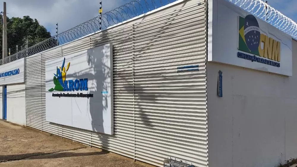 Escuta Ilegal Revela Crise na AROM: Funcionária Confessa Gravações de Prefeitos em Reuniões de Alto Escalão