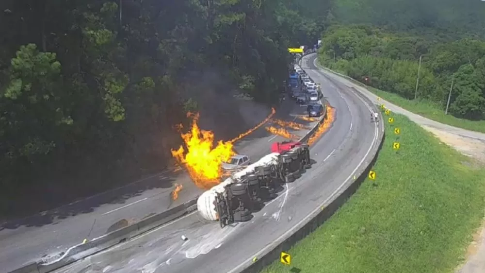 Vídeo: Explosão Violenta de Carreta carregada com Etanol na na BR-101 deixa 25 Carros Destruídos e Dezenas de Vítimas