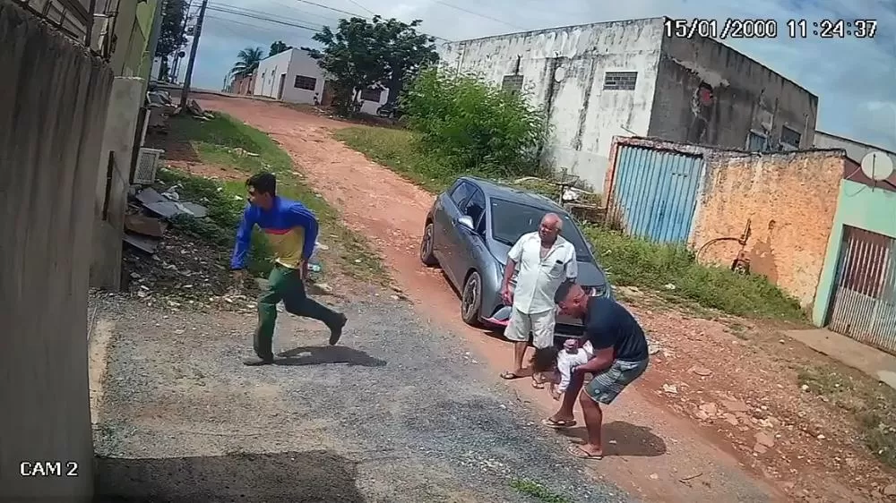 Vídeo: Policial da Rotam salva bebê engasgada e emociona moradores em Cuiabá