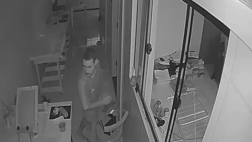 Câmeras flagram furto de motoneta no bairro Novo Cacoal; suspeito pulou muro de residência