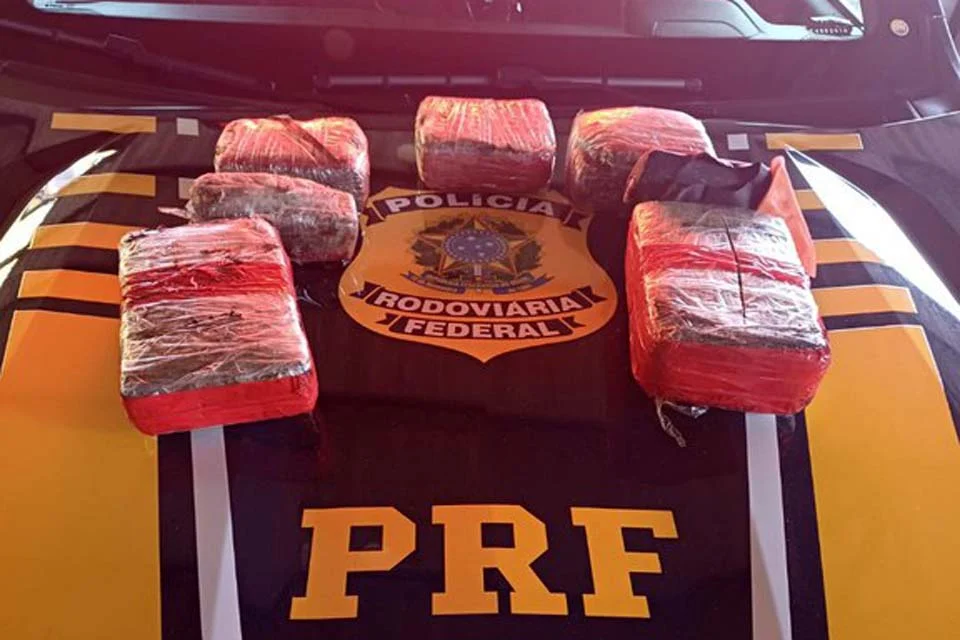 PRF Apreende mais de 4 Kg Skunk em Ônibus Durante Fiscalização em Ji-Paraná