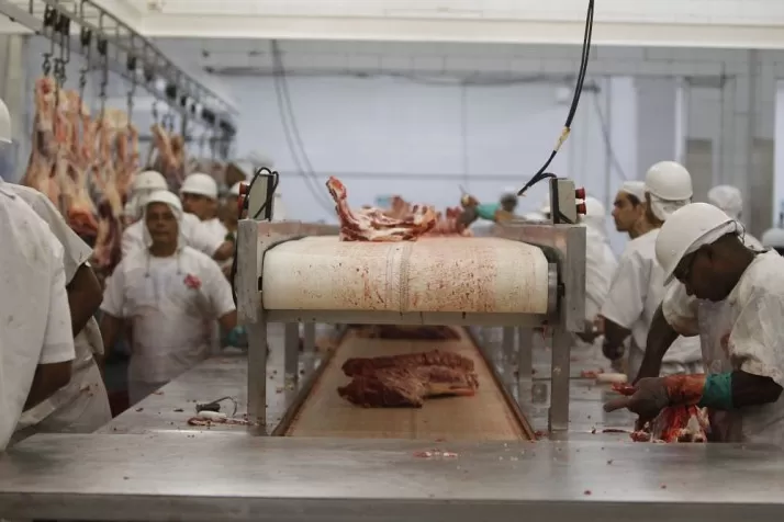 Trabalhadora Perde o Braço em Acidente Gravedurante limpeza de esteira frigorífica 