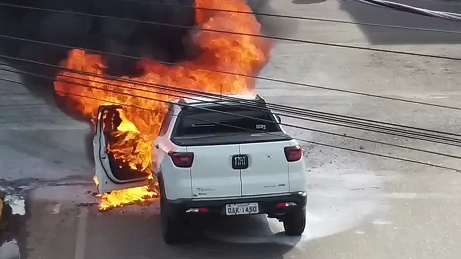 Vídeo: Incêndio Consome Fiat Toro em Plena Rua dos Pioneiros, no Centro de Cacoal