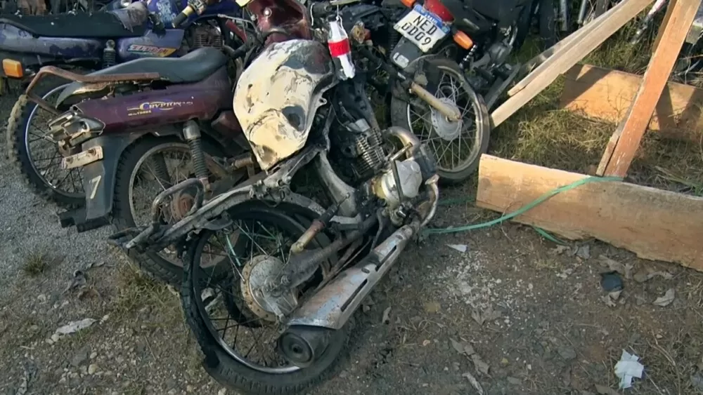 Motocicleta Furtada é Encontrada Incendiada na na Linha 07 em Cacoal após feita à Central de Operações da PM