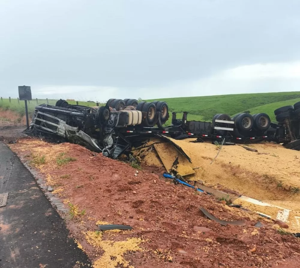 Grave acidente em Corumbiara mata caminhoneiro de Rolim de Moura e carreta pega fogo na Estrada do Boi