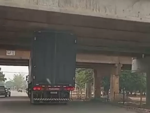 Carreta fica presa ao tentar passar sob a ponte do Rio Jaru, em Rondônia