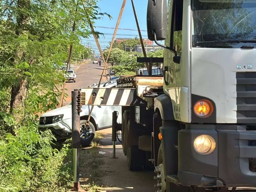 Vídeo: Motorista perde controle e carro despenca de ribanceira em Cacoal após tentar segurar sacola de ovos