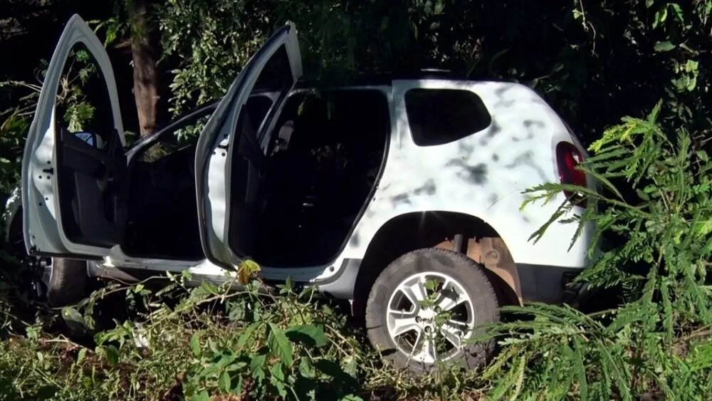 Idosa perde o controle do carro e cai em ribanceira em Cacoal após se distrair com sacola de ovos