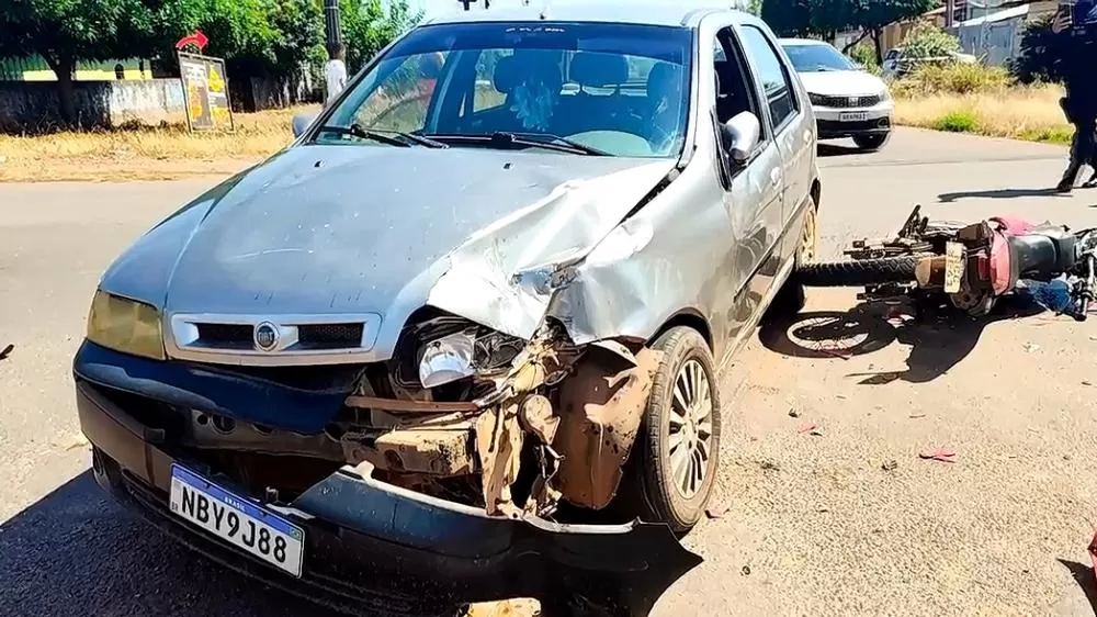 Acidente grave em Cacoal: carro invade preferencial e atinge motociclista em alta velocidade