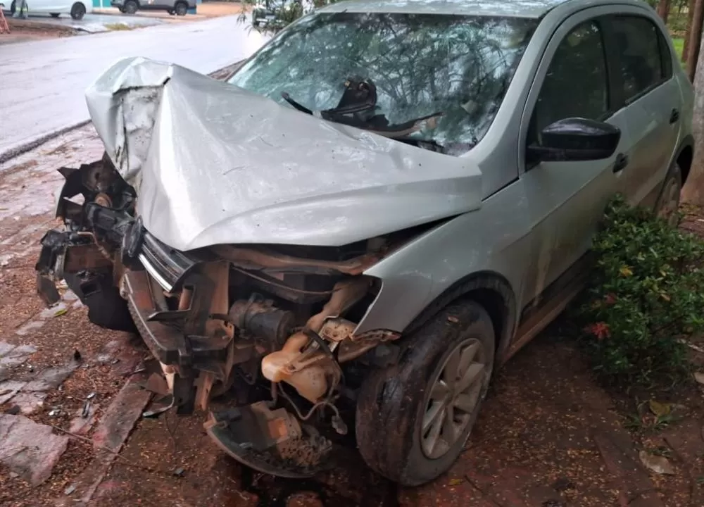 Em acidente violento Colide com Árvore e Foge do Local; Pneus Carecas Podem Ter Influenciado o Acidente