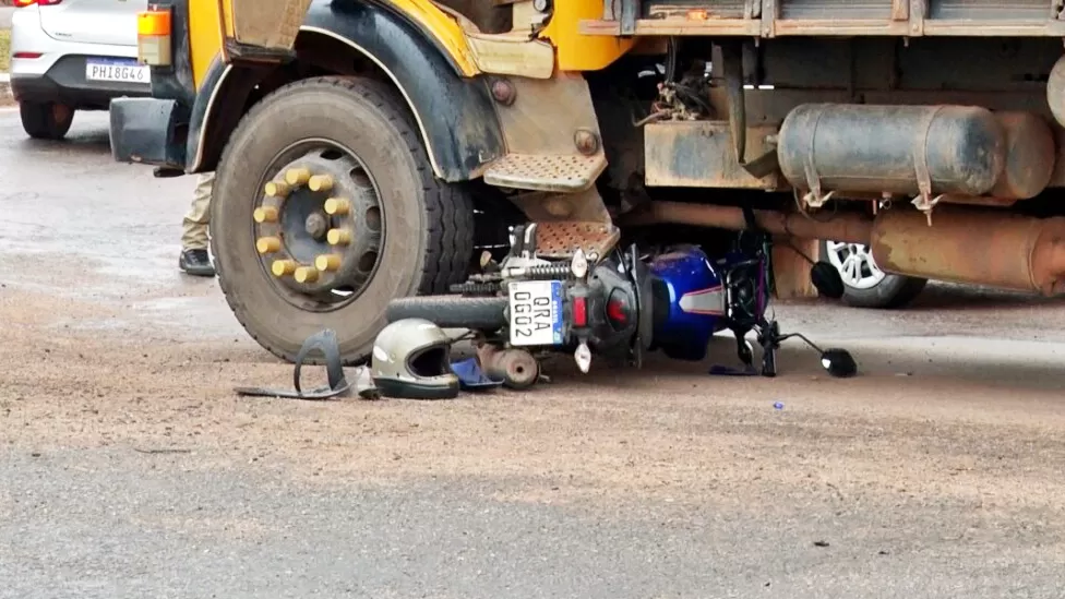 Motociclista fica ferido em grave acidente na BR-364 com Linha 208 em Cacoal