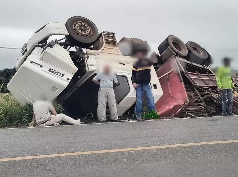 Urgente: Carreta carregada de lenha tomba na BR-364 na entrada de Cacoal entre Pimenta Bueno e distrito do Riozinho