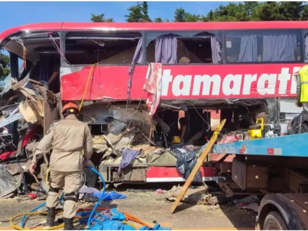 Ônibus Colide com Caminhão na BR-364 Próximo ao Distrito do Guaporé e Causa Congestionamento