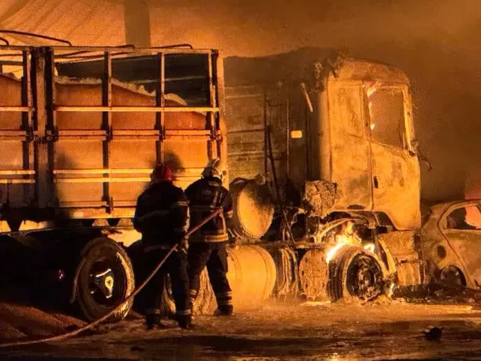 Vídeos: Incêndio de grandes proporções destrói 8 caminhões, 2 carros e gera pânico na população