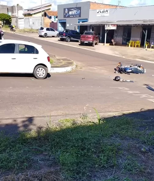 Acidente em Cacoal: Colisão Entre Carro e Motocicleta no Bairro Village do Sol