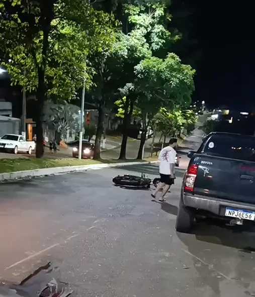 Acidente em Cacoal: Moto Boy e Veículo Colidem no Cruzamento da Avenida Dois de Junho com Duque de Caxias