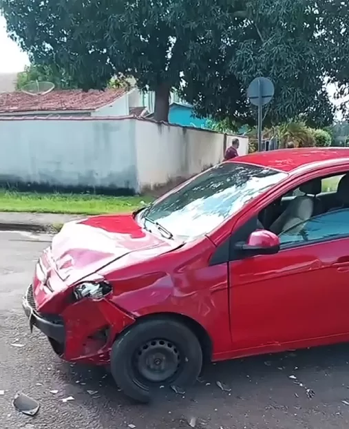 Colisão entre Fiat Palio e Fiat Strada no Cruzamento da Avenida Cuiabá com Vinícius de Morais em Cacoal