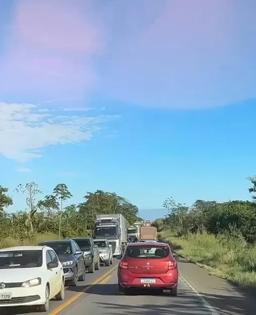 Carreta Carregada de Grãos Tomba na BR-364 Entre Ji-Paraná e Ouro Preto do Oeste; Motoristas Devem Redobrar Atenção