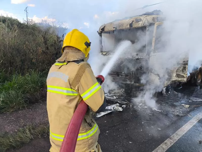 Fotos e Vídeo: Incêndio destrói cavalinho de carreta na BR-364 e mobiliza o Corpo de Bombeiros 