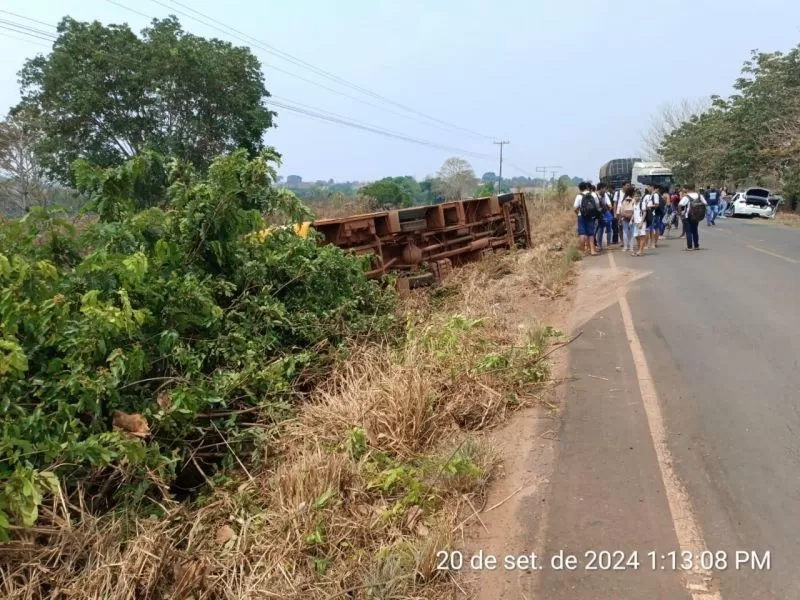 Ônibus escolar com 36 estudantes tomba na RO-010 em Rolim de Moura, RO