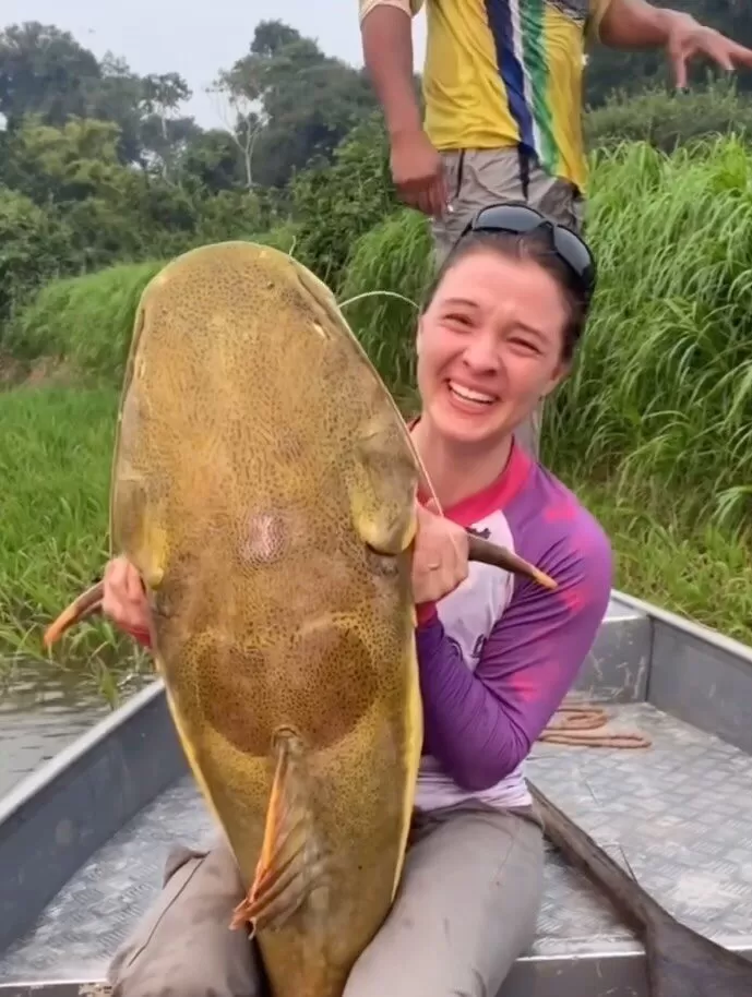 Pescadora fisga peixe gigante no Rio Guaporé, em Rondônia, e vídeo viraliza