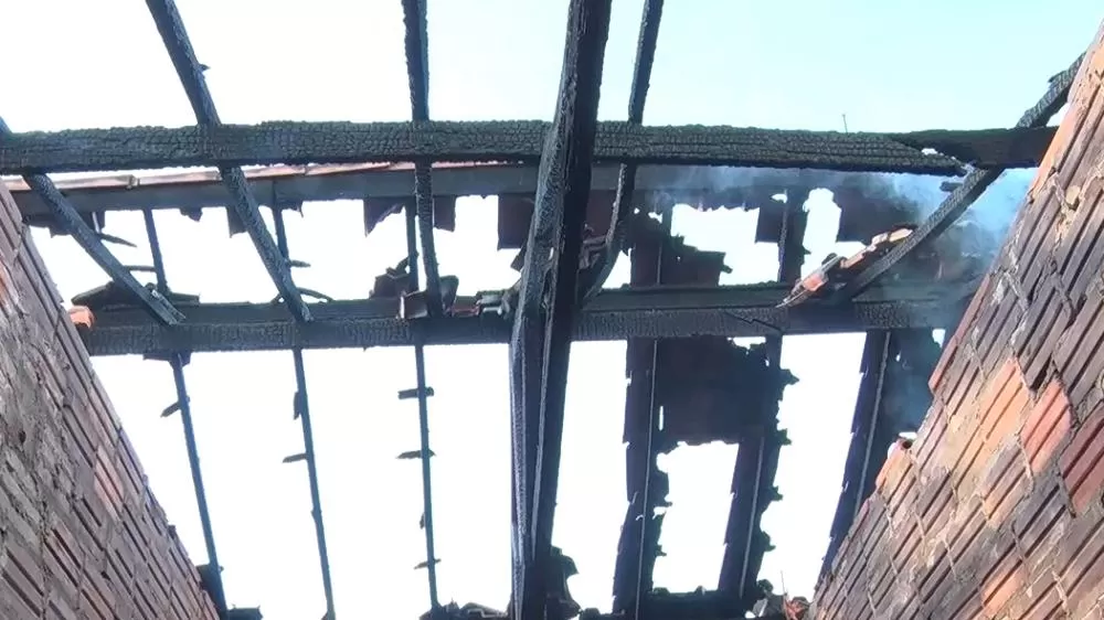 Vídeo: Homem é Acusado de Incendiar Sua Própria Casa no Bairro Liberdade em Cacoal