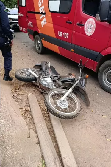 Grave acidente entre jipe e moto deixa ferido no centro de Cacoal com fratura na perna direita