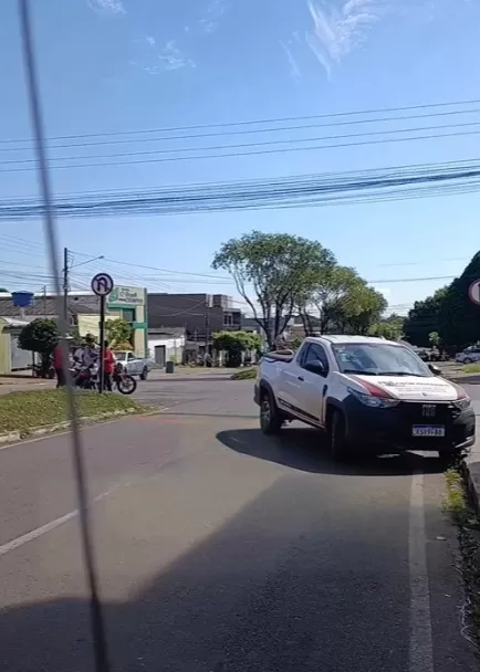 Acidente entre FIAT Strada e Moto no Cruzamento da Avenida Marechal Rondon em Cacoal Deixa Feridos