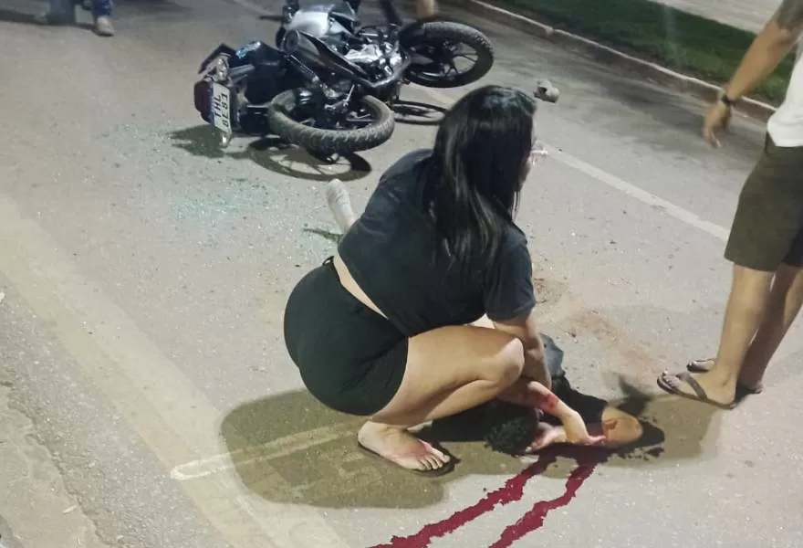 Grave Acidente: Jovem de 22 Anos Colide com Carro Estacionado e acaba Socorrido em Estado Crítico 