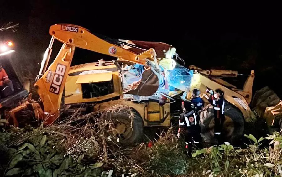 Trabalhador morre esmagado após escavadeira capotar durante obra na BR-364 durante recapeamento asfáltico 