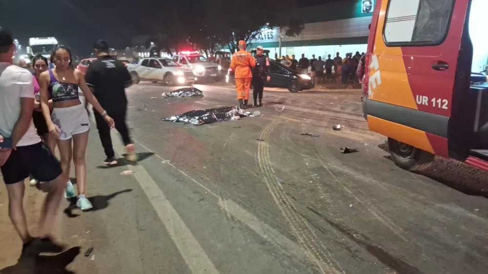 Grave acidente na BR-364 envolvendo carro modelo Siena e Fiat Argo deixa dois jovens mortos
