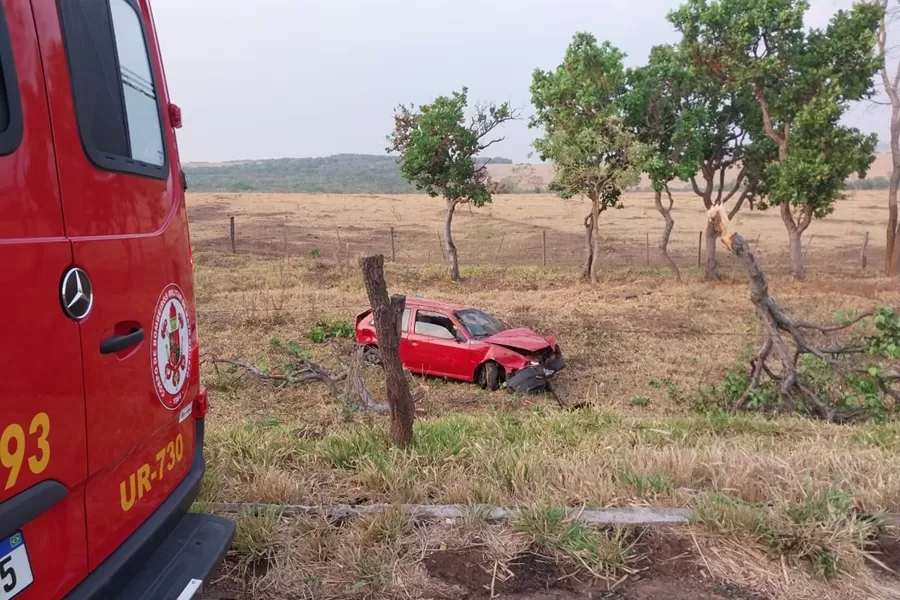 Homem de 32 anos fica ferido após capotamento de veículo na BR-364