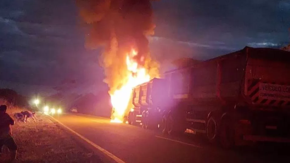 Vídeo: Carreta rodotrem pega fogo em rodovia entre Vilhena e Colorado do Oeste e mobiliza Bombeiros 