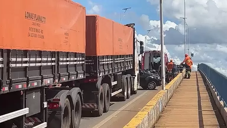 Vídeo: Ponte sobre o rio Madeira é interditada após homem ameaçar se jogar no rio em Porto Velho