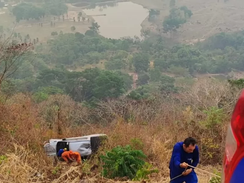 Homem é resgatado após cair com carro em ribanceira no Morro Chico Mendes